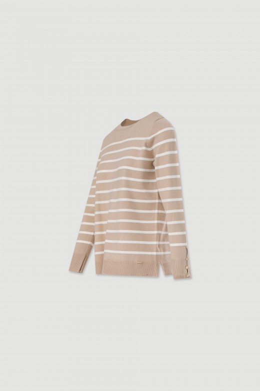 Camisola de malha de riscas e pormenor de boto
