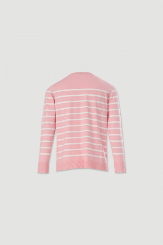 Camisola de malha de riscas e pormenor de boto