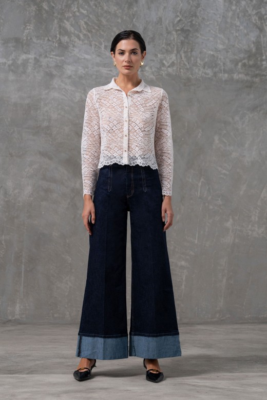 Blusa em renda com colarinho