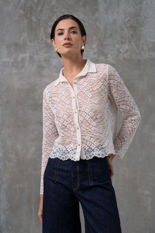 Blusa em renda com colarinho