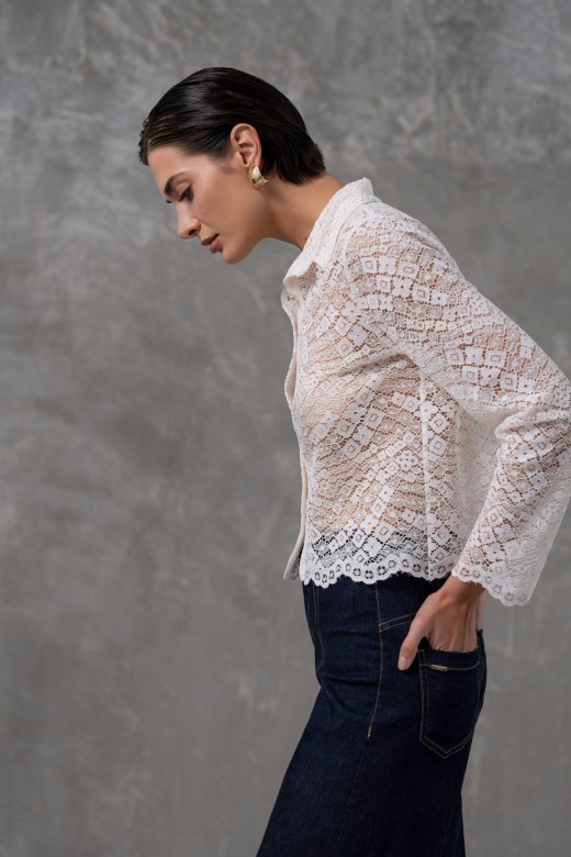 Blusa em renda com colarinho