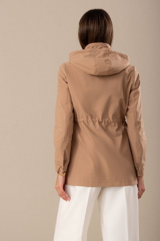 Parka com capuz e cintura ajustvel