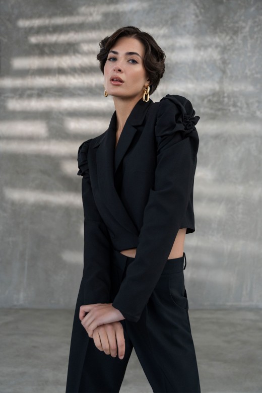 Blazer clssico curto com detalhe de flor