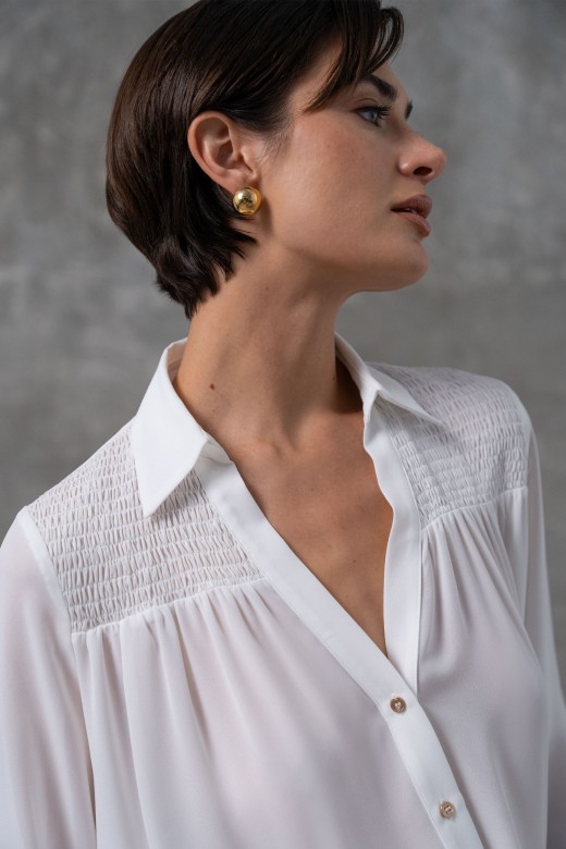 Blusa em bico com franzido