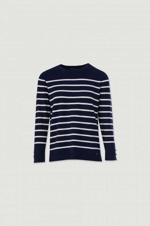 Camisola de malha de riscas e pormenor de boto