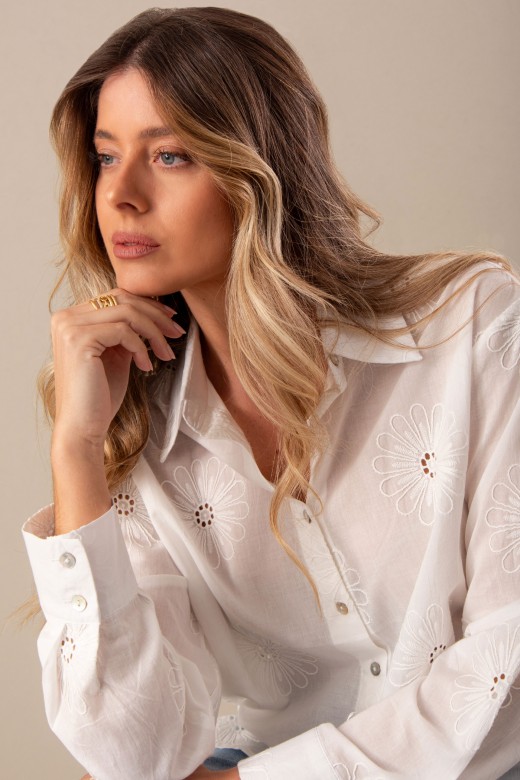 Camisa de algodo com flores bordadas