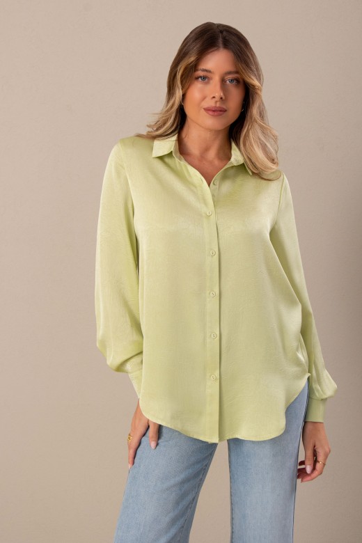 Blusa acetinada com colarinho