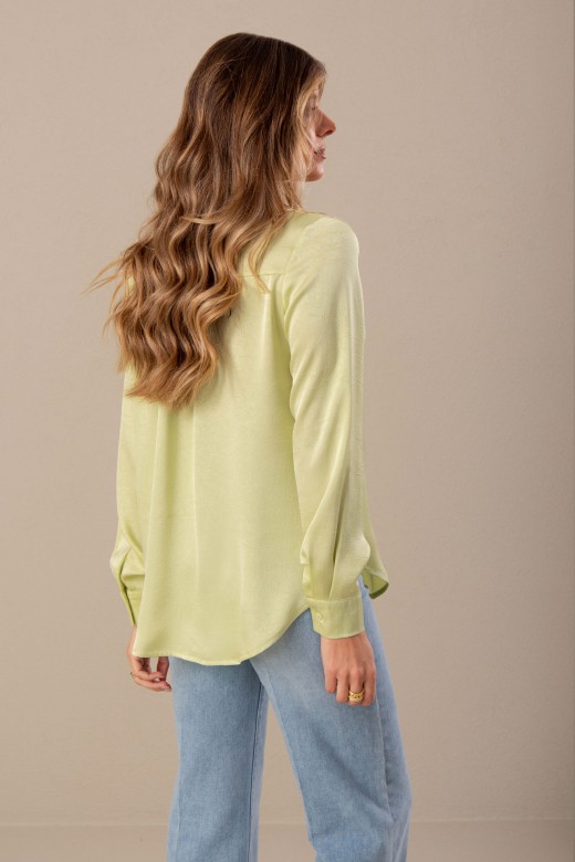 Blusa acetinada com colarinho