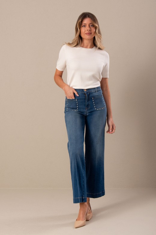 Jeans wide leg com transfers no bolso