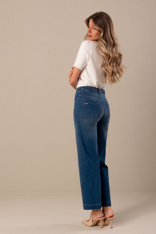 Jeans wide leg com transfers no bolso
