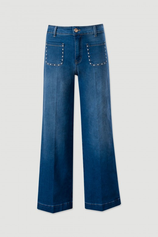 Jeans wide leg com transfers no bolso