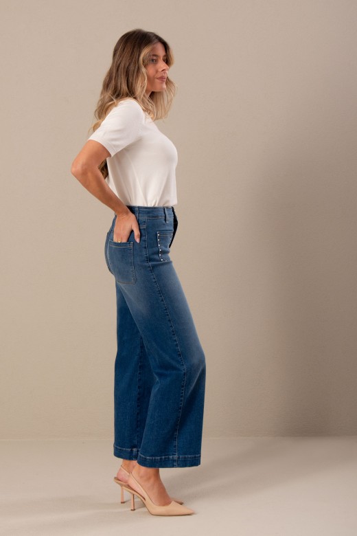 Jeans wide leg com transfers no bolso