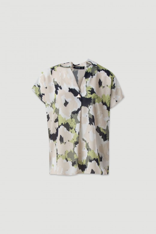 Blusa estampada fluda com chapa metlica