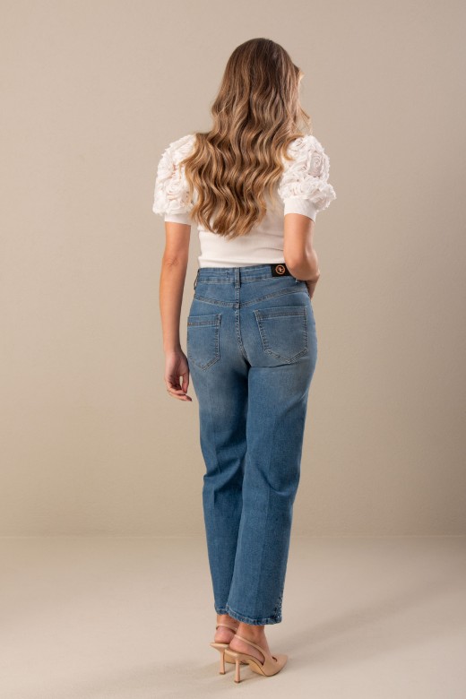Jeans straight com aplicao brilhante