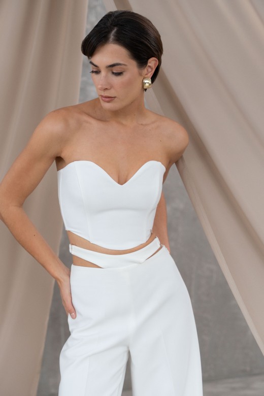 Crop top cai cai, com decote em formato corao