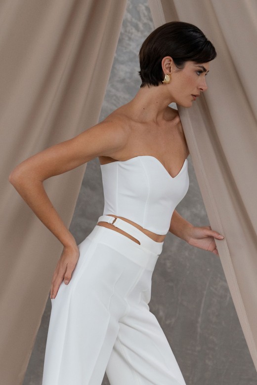 Crop top cai cai, com decote em formato corao