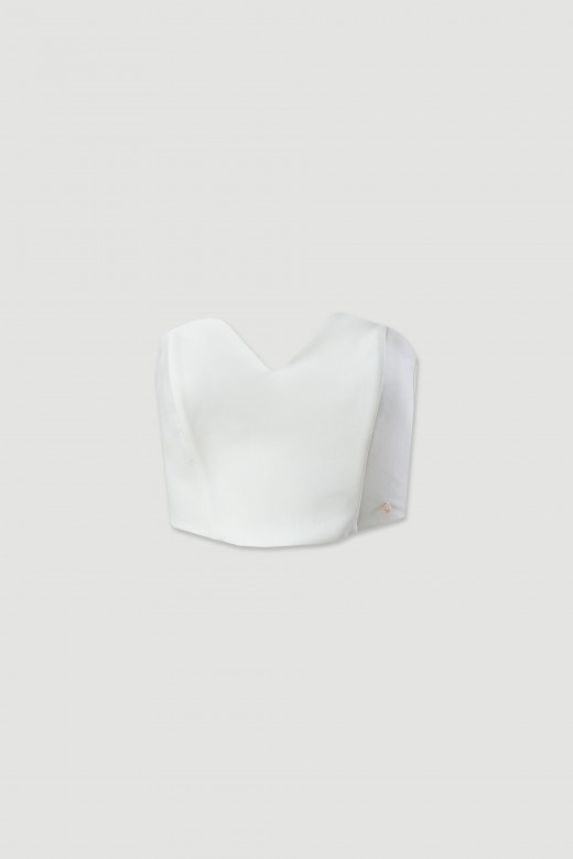 Crop top cai cai, com decote em formato corao