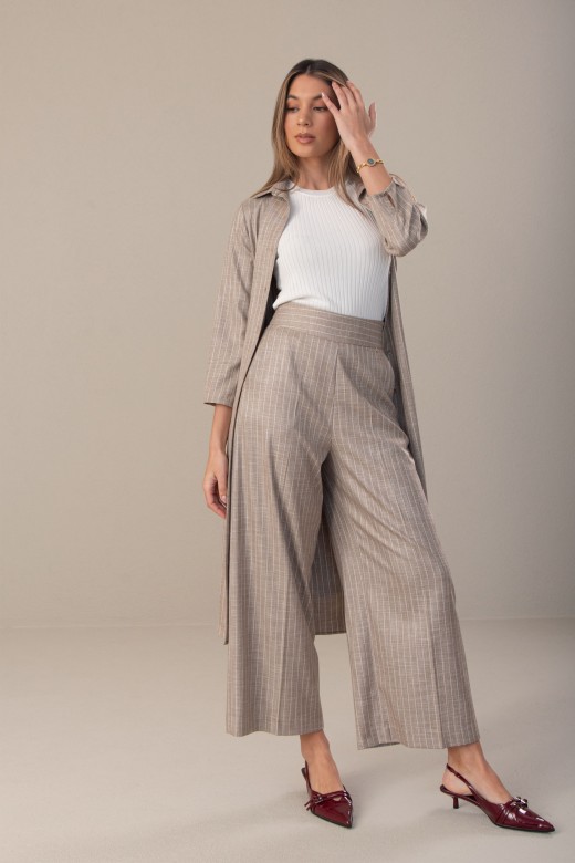 Cropped pants with a line detail