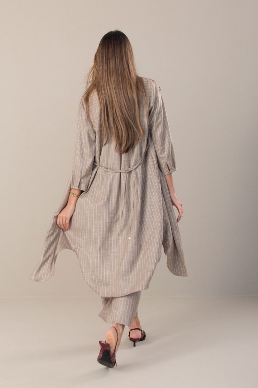 Vestido midi com detalhe de linha