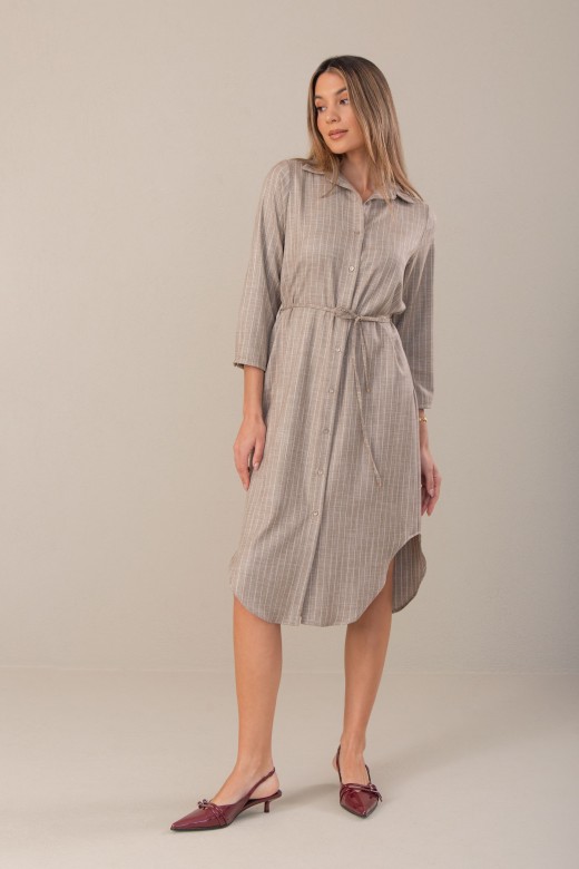 Vestido midi com detalhe de linha