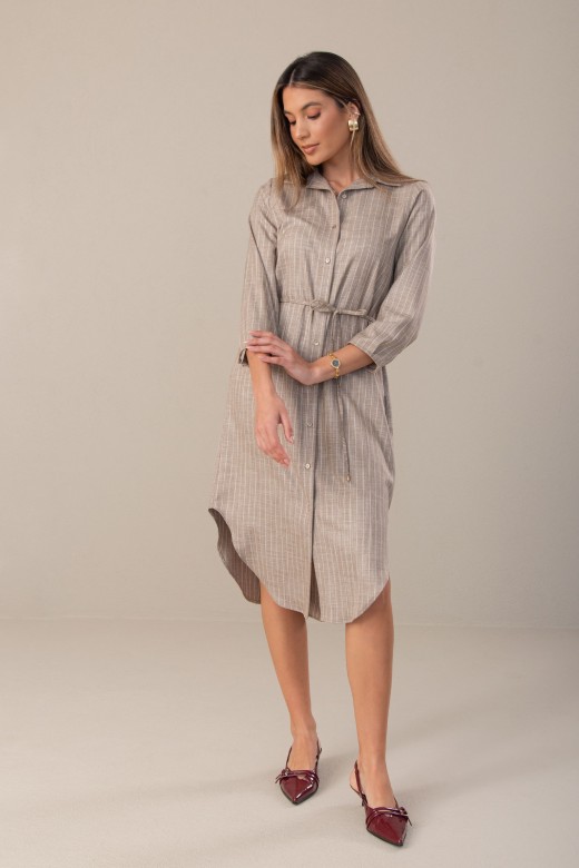 Vestido midi com detalhe de linha