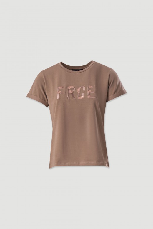 T-shirt bsica com bordado e aplicao de lantejoulas