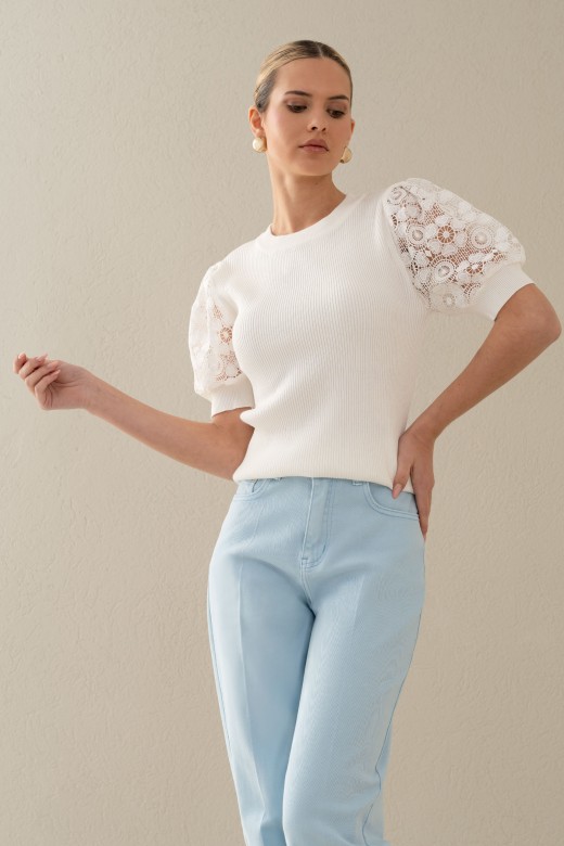 Camisola de malha com manga curta em renda