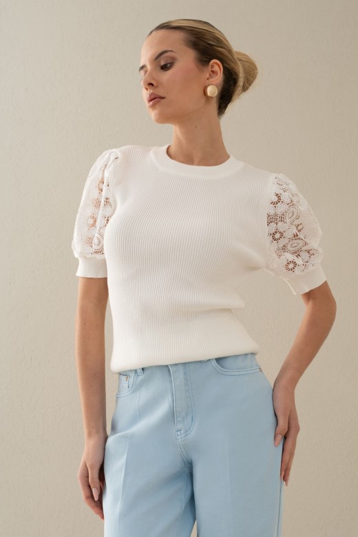 Camisola de malha com manga curta em renda
