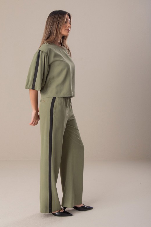 Fluid wide-leg trousers with an elastic belt