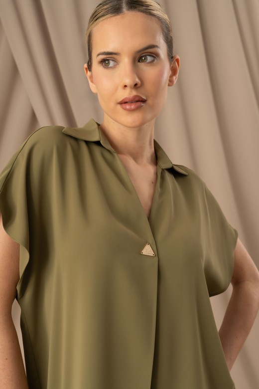 Fluid blouse with metal plate