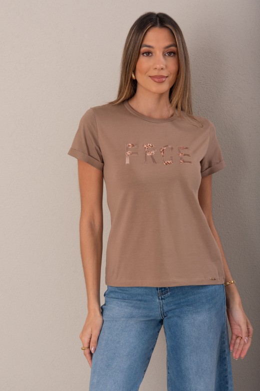 T-shirt bsica com bordado e aplicao de lantejoulas