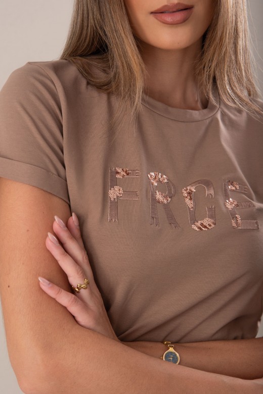 T-shirt bsica com bordado e aplicao de lantejoulas