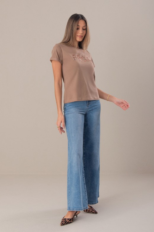 T-shirt bsica com bordado e aplicao de lantejoulas