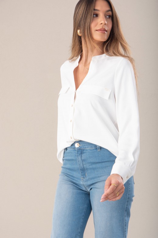 Blusa em bico com pormenor de bolsos