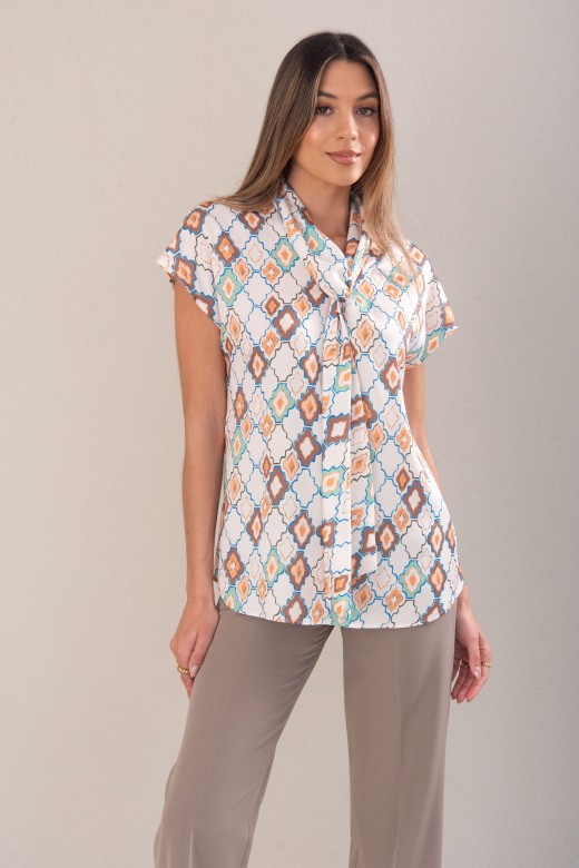 Blusa estampada com detalhe no decote