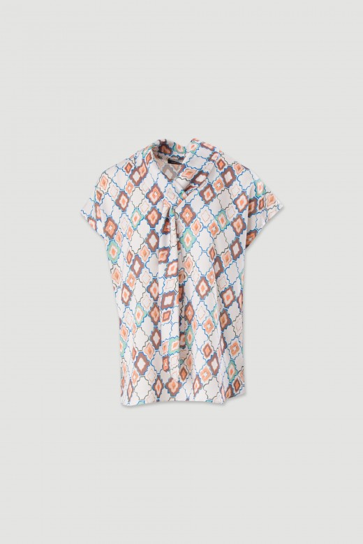 Blusa estampada com detalhe no decote