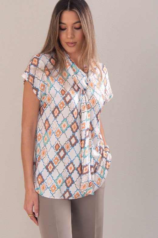 Blusa estampada com detalhe no decote