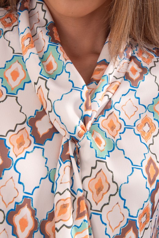Blusa estampada com detalhe no decote