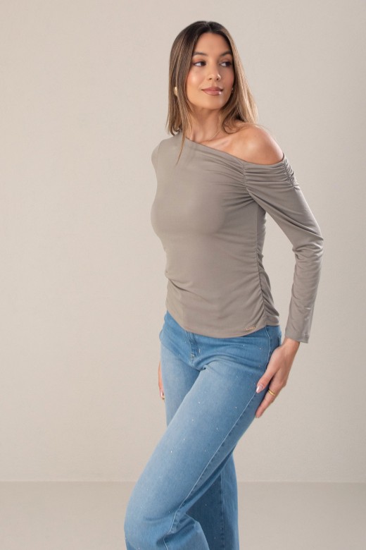 Camisola de malha com decote assimtrico