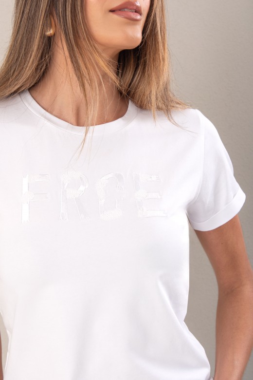 T-shirt básica com bordado e aplicação de lantejoulas T-shirt básica com bordado e aplicação de lantejoulas