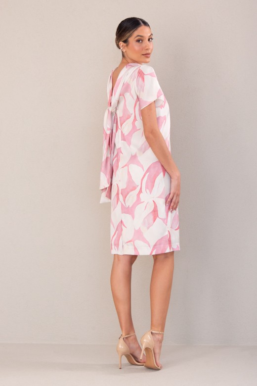 Vestido fludo estampado com lao na costa