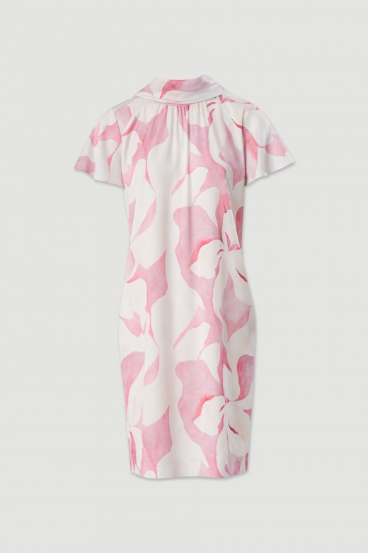 Vestido fludo estampado com lao na costa