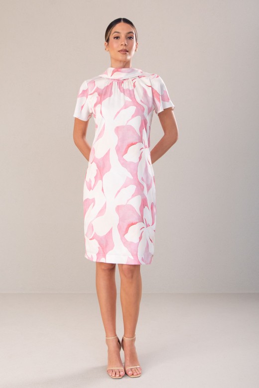 Vestido fludo estampado com lao na costa
