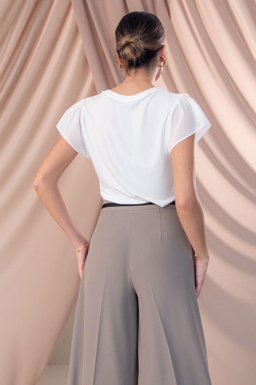 Blusa com folho na manga em tecido