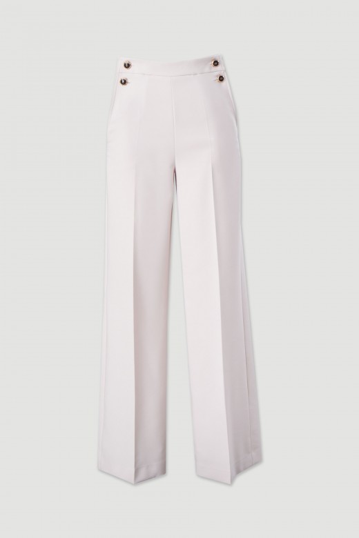 Cala wide leg com detalhe de boto personalizado