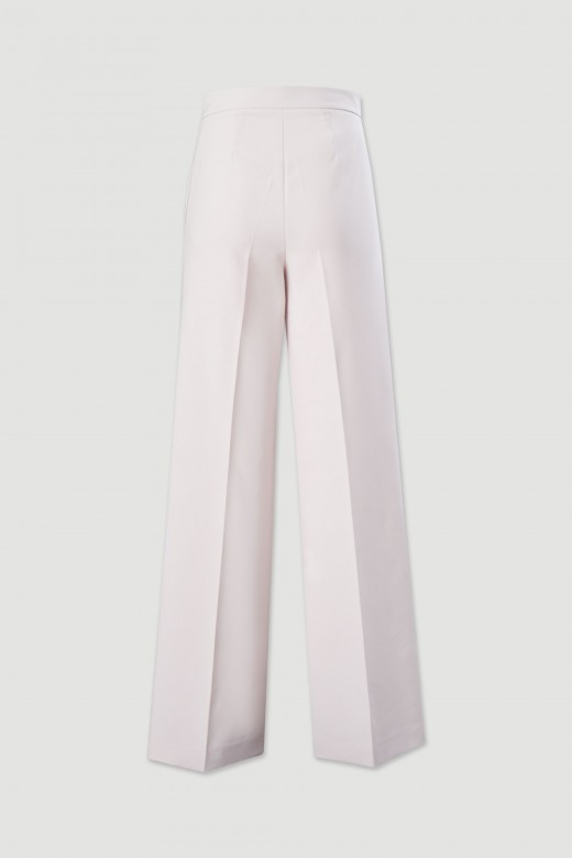 Cala wide leg com detalhe de boto personalizado