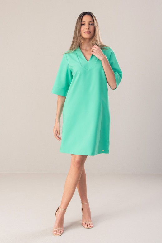 Vestido curto com colarinho e manga 3/4