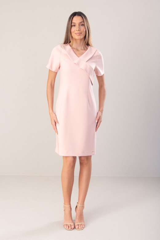 Vestido com decote em v e sobreposição de tecido Vestido com decote em v e sobreposição de tecido