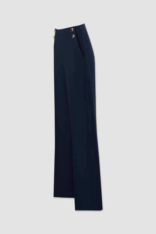 Cala wide leg com detalhe de boto personalizado