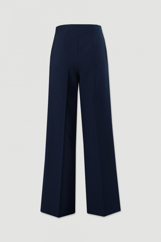 Cala wide leg com detalhe de boto personalizado